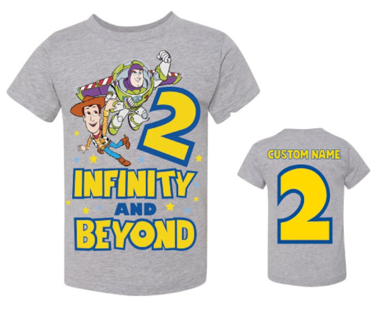 Op de afbeelding: Grijs T-shirt met een geel nummer 2, Buzz Lightyear en Woody uit Toy Story, en de tekst "Oneindig en verder".