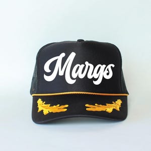 Margs hatt, Lake Babe hatt, Beach Babe hatt, Anpassningsbar truckerhatt, Ändra till valfri formulering, Partyhattar, Matchande flickor