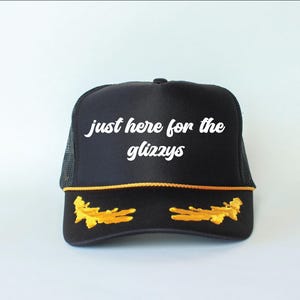 Bara här för glittrarna, Lake Babe Hat, Beach Babe Hat, Anpassningsbar truckerhatt, Ändra till valfri formulering, Partyhattar, Matchande flickor