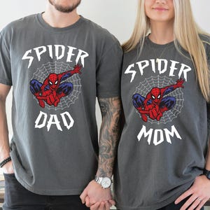Camiseta de fiesta de Spider-Man personalizada, Spider-Man mamá, Spider-Man papá, texto personalizado, fiesta de cumpleaños de Spider-Man para niños, camiseta de superhéroe, fiesta de superhéroe