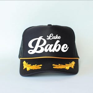 River Babe-hatt, Lake Babe-hatt, Beach Babe-hatt, anpassningsbar truckerkeps, ändra till valfri formulering, partyhattar, matchande flickresehattar