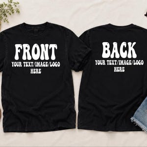 Puede incluir: Dos camisetas negras con texto blanco. La camiseta delantera dice "FRONT" encima de "YOUR TEXT/IMAGE/LOGO HERE". La camiseta trasera dice "BACK" encima de "YOUR TEXT/IMAGE/LOGO HERE". Las camisetas se muestran con sandalias y pantalones cortos vaqueros.