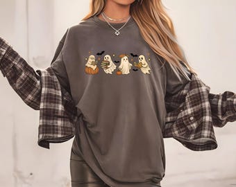 Cute Ghost Reading Book Shirt – Bookish Halloween Tee – Spooky Season Librarian Gift – Fall Ghost Aesthetic – Cozy Reader T-Shirt