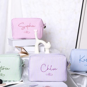 Trousse de maquillage de demoiselle d'honneur en seersucker personnalisée, trousse à maquillage personnalisée à monogramme, cadeau de mariage, trousse de toilette brodée, cadeau pour la Saint-Valentin