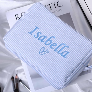 Monogrammierte Seersucker Make-up-Tasche, personalisierte Brautjungfer Geschenk, Braut Geschenkidee, Individuell gestickte Kulturtasche, Make-up-Organizer-Beutel