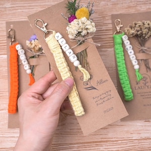 Llavero de macramé personalizado para damas de honor. Regalo con nombre personalizado, tarjeta de agradecimiento y dije de flor. Regalo único para despedida de soltera o propuesta de matrimonio.