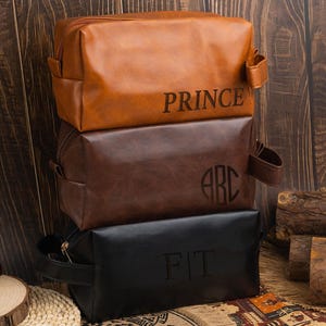 Laser Engraved Leather Travel Kit – Personalized Toiletry Bag for Men, Groomsmen Gifts, Premium Leather Dopp Kit for Travel Essentials