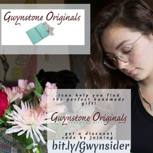 K&ouml;nnte beinhalten: Eine Frau mit Brille arbeitet an einem Computer. Der Text auf dem Bildschirm lautet: "Ich kann Ihnen helfen, das perfekte handgemachte Geschenk zu finden! Gwynstone Originals Handgemachte Geschenke Erhalten Sie einen Rabattcode, indem Sie sich anmelden: bit.ly/Gwynsider"