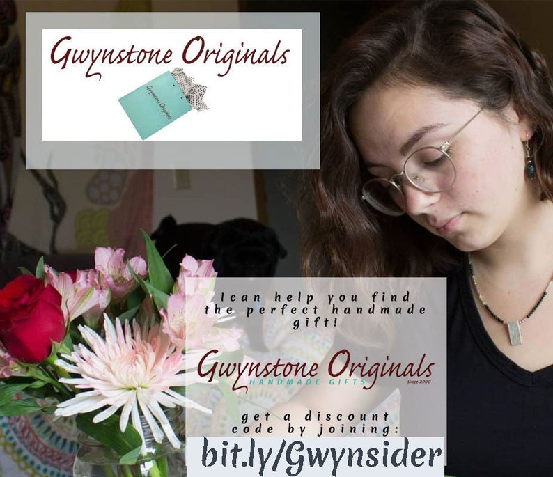 K&ouml;nnte beinhalten: Eine Frau mit Brille arbeitet an einem Computer. Der Text auf dem Bildschirm lautet: "Ich kann Ihnen helfen, das perfekte handgemachte Geschenk zu finden! Gwynstone Originals Handgemachte Geschenke Erhalten Sie einen Rabattcode, indem Sie sich anmelden: bit.ly/Gwynsider"
