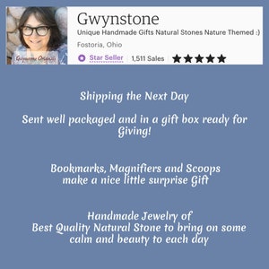K&ouml;nnte beinhalten: Ein blauer Hintergrund mit wei&szlig;em Text, der "Gwynstone" und "Einzigartige handgefertigte Geschenke Nat&uuml;rliche Steine Naturthema :) Fostoria, Ohio" lautet, mit einem Star-Seller-Symbol und dem Text "Star-Seller 1.511 Verk&auml;ufe". Der Text "Versand am n&auml;chsten Tag" befindet sich unter den Verk&auml;uferinformationen. Der Text "Gut verpackt und in einer Geschenkbox versandfertig zum Verschenken!" befindet sich unter den Versandinformationen. Der Text "Lesezeichen, Lupen und Schaufeln machen ein nettes kleines &Uuml;berraschungsgeschenk" befindet sich unter dem vorherigen Text. Der Text "Handgefertigte Schmuck aus hochwertigem Naturstein, um jeden Tag etwas Ruhe und Sch&ouml;nheit zu bringen" befindet sich unter dem vorherigen Text.