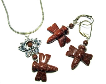 Conjunto de joyas de libélula y piedra dorada: pendientes y collar artesanales