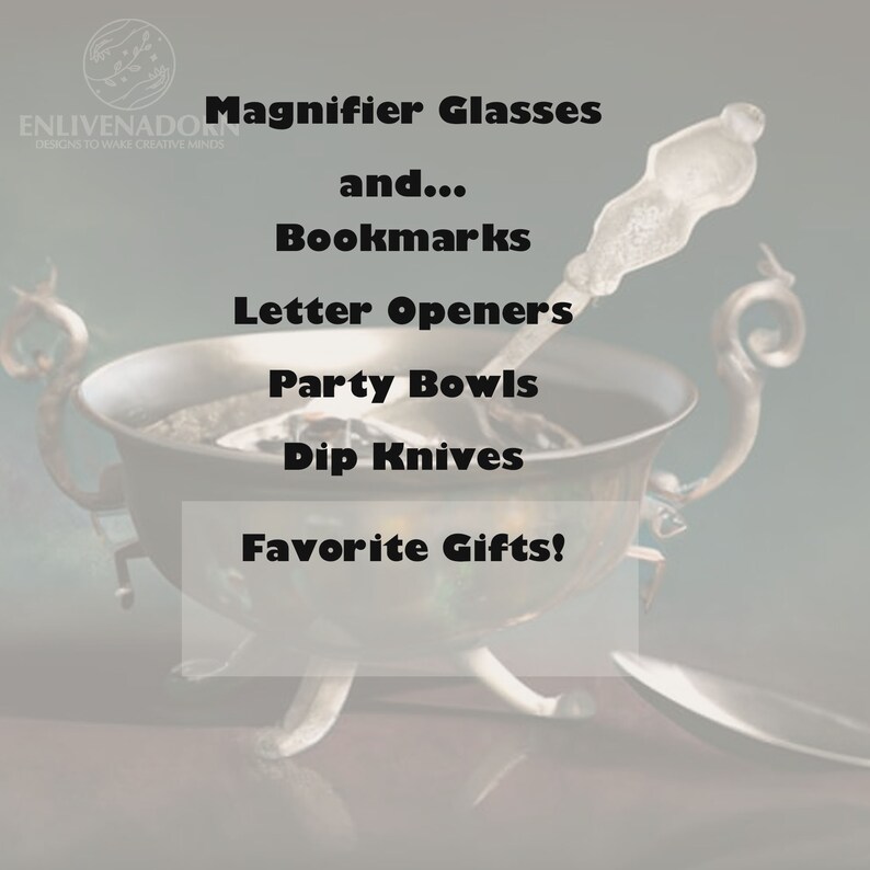 Może przedstawiać: Srebrny otwieracz do list&oacute;w z ozdobnym uchwytem, leżący w srebrnej misce. Tekst "Magnifier Glasses and... Bookmarks Letter Openers Party Bowls Dip Knives Favorite Gifts!" jest wyświetlany nad miską.