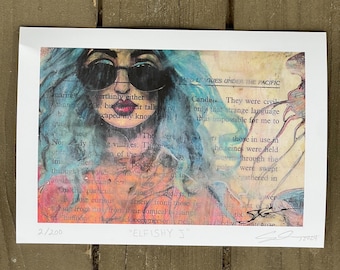Puede incluir: Lámina artística titulada "Elfishy J" que presenta un retrato en acuarela de una persona con pelo azul, gafas de sol y labios rojos. La obra de arte está ambientada sobre un fondo de páginas de libro y colores vibrantes. La impresión está numerada 2/200.