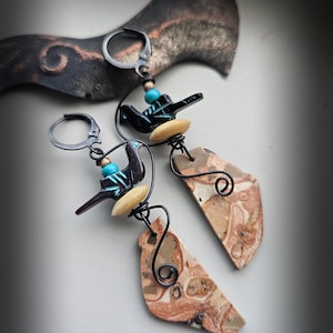 Kolczyki z żółtego plamistego jaspisu i kamieni szlachetnych w kształcie ptaka