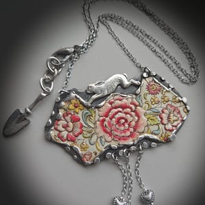 Naszyjnik z cyny z królikiem w ogrodzie