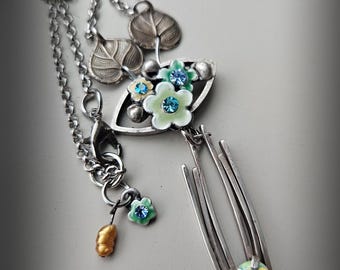 オパールとエナメルの花柄ネックレス