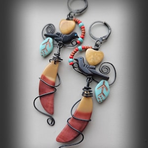 Może przedstawiać: Rustykalny drewniany szyld z napisem "Welcome to our home" w białych literach. Szyld ma postarzaną powierzchnię i prosty, zachęcający design, idealny na ganek lub do przedpokoju.