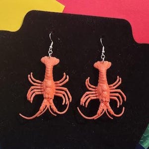 Orecchini a forma di morso di squalo e creature marine