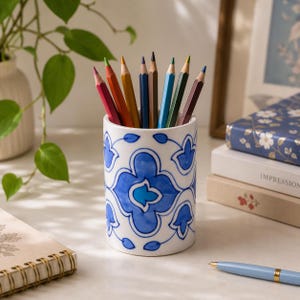 Portalápices de cerámica hecho a mano para escritorio – Soporte para bolígrafos con diseño floral azul / Portalápices decorativo / Organizador de escritorio / Taza de cerámica artesanal