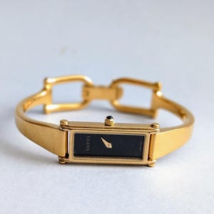 Montre Gucci vintage avec boîte, cadran noir, bracelet en or 1500, montre tank élégante, montre-bracelet à quartz dorée