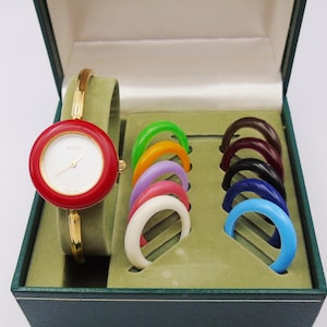Reloj Gucci 1100L vintage de los años 90 para mujer con bisel intercambiable — Chapado en oro, cuarzo suizo, con biseles intercambiables y caja original, de segunda mano. imagen 9