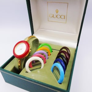 Reloj Gucci 1100L vintage de los años 90 para mujer con bisel intercambiable — Chapado en oro, cuarzo suizo, con biseles intercambiables y caja original, de segunda mano. imagen 10