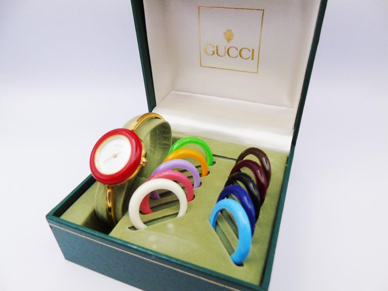 Reloj Gucci 1100L vintage de los años 90 para mujer con bisel intercambiable — Chapado en oro, cuarzo suizo, con biseles intercambiables y caja original, de segunda mano. imagen 10