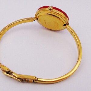 Reloj Gucci 1100L vintage de los años 90 para mujer con bisel intercambiable — Chapado en oro, cuarzo suizo, con biseles intercambiables y caja original, de segunda mano. imagen 6