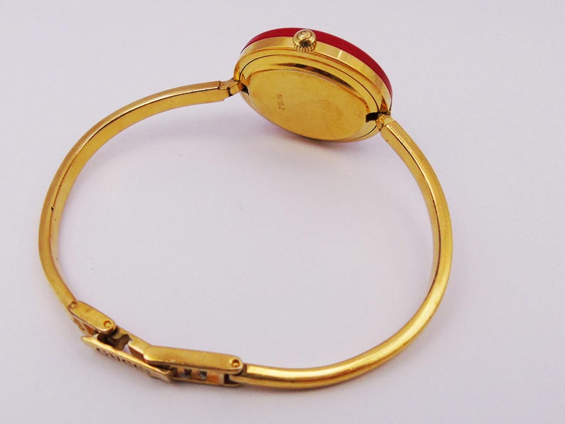 Reloj Gucci 1100L vintage de los años 90 para mujer con bisel intercambiable — Chapado en oro, cuarzo suizo, con biseles intercambiables y caja original, de segunda mano. imagen 6