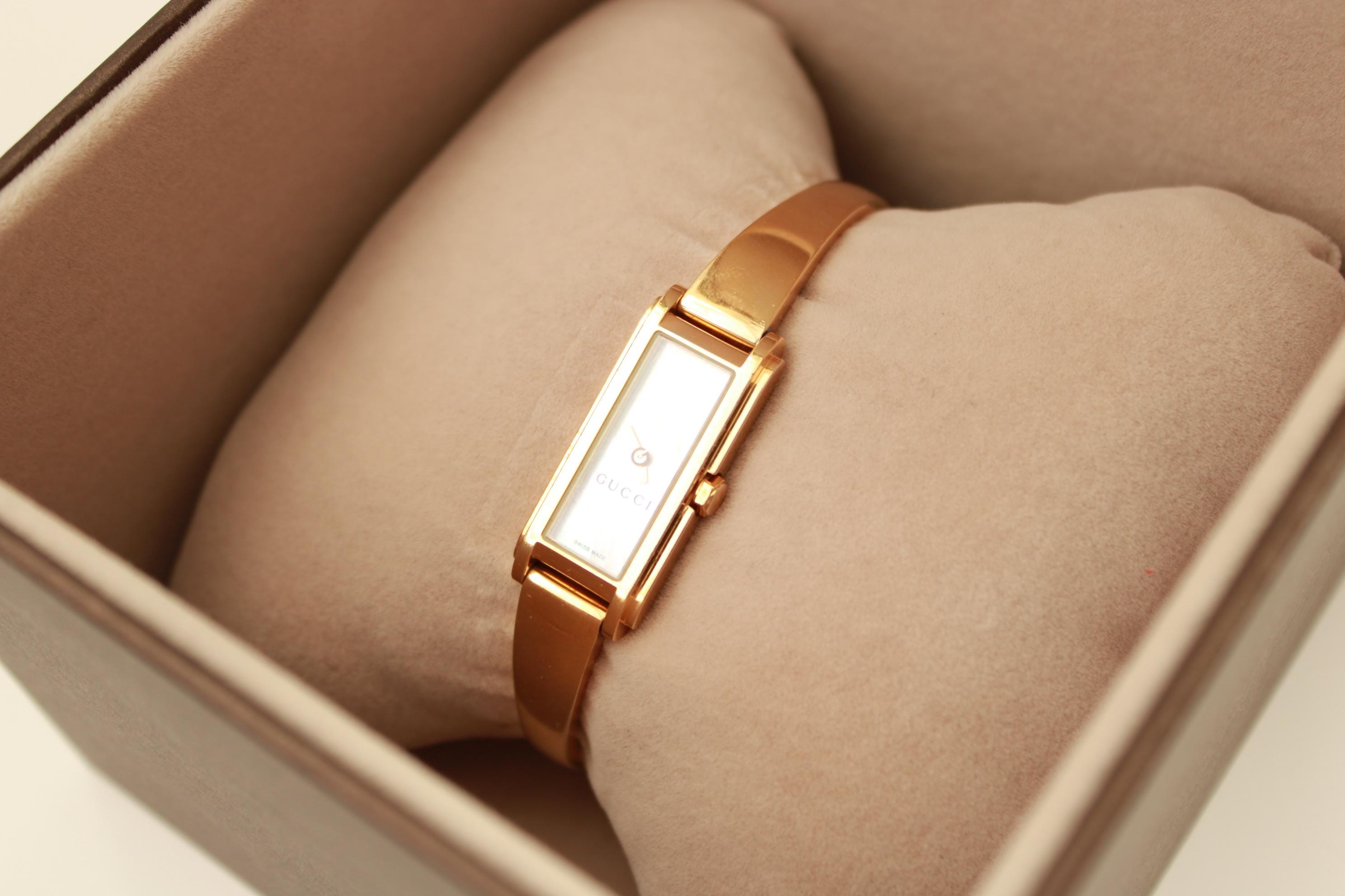 Gucci Ladies Gold Watch 1500L – Mother of Pearl Dial, Tank  display picture 3
