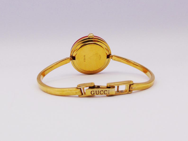 Reloj Gucci 1100L vintage de los años 90 para mujer con bisel intercambiable — Chapado en oro, cuarzo suizo, con biseles intercambiables y caja original, de segunda mano. imagen 4