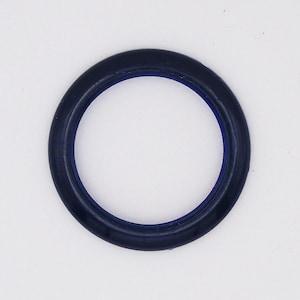 Puede incluir: Una junta tórica de goma azul oscuro, de forma circular, con un interior azul más claro. El anillo se encuentra sobre un fondo blanco liso, resaltando su forma y contraste de color. Este componente se utiliza probablemente para sellar.