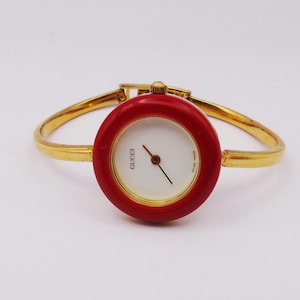 Reloj Gucci 1100L vintage de los años 90 para mujer con bisel intercambiable — Chapado en oro, cuarzo suizo, con biseles intercambiables y caja original, de segunda mano. imagen 2