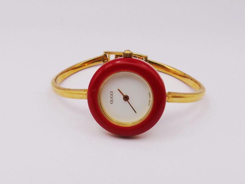 Reloj Gucci 1100L vintage de los años 90 para mujer con bisel intercambiable — Chapado en oro, cuarzo suizo, con biseles intercambiables y caja original, de segunda mano. imagen 2