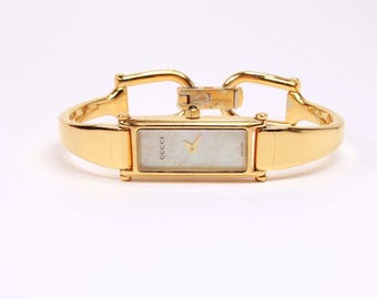 Reloj Gucci Tank 1500L vintage chapado en oro con esfera de nácar.