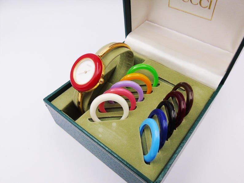 Reloj Gucci 1100L vintage de los años 90 para mujer con bisel intercambiable — Chapado en oro, cuarzo suizo, con biseles intercambiables y caja original, de segunda mano. imagen 8