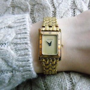 Reloj Gucci 4200L para mujer, dorado, con esfera dorada, batería nueva, elegante y funcional.
