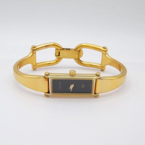 Montre Gucci 1500 L en or – montre Gucci vintage, élégante montre tank en or, cadran noir