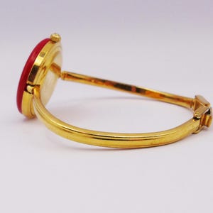 Reloj Gucci 1100L vintage de los años 90 para mujer con bisel intercambiable — Chapado en oro, cuarzo suizo, con biseles intercambiables y caja original, de segunda mano. imagen 3