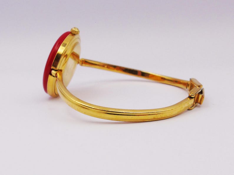 Reloj Gucci 1100L vintage de los años 90 para mujer con bisel intercambiable — Chapado en oro, cuarzo suizo, con biseles intercambiables y caja original, de segunda mano. imagen 3