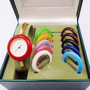 Reloj Gucci 1100L vintage de los años 90 para mujer con bisel intercambiable — Chapado en oro, cuarzo suizo, con biseles intercambiables y caja original, de segunda mano. imagen 1