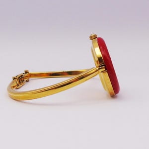 Reloj Gucci 1100L vintage de los años 90 para mujer con bisel intercambiable — Chapado en oro, cuarzo suizo, con biseles intercambiables y caja original, de segunda mano. imagen 5