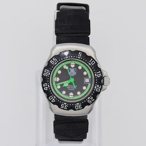 Orologio Tag Heuer vintage funzionante, professionale, con lunetta verde, quadrante luminoso, piccolo orologio da polso al quarzo degli anni '90, orologio svizzero unico.
