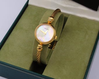 Gucci 2700 Watch Rope Bracelet Mother of Pearl Dial in Box Elegant Gold Jewellery G71