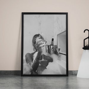 Stampa di donna che beve vino nella vasca da bagno, poster femminista, bianco e nero, arte murale alcolica, arredo bagno per ragazze, poster da bar, download digitale