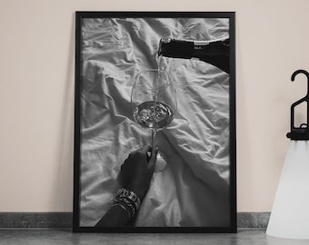 Frau trinkt Wein im Bett Print, Luxus Mode Poster, schwarz und weiß, Bar Warenkorb Wandkunst, HypeBeast druckbare Wandkunst,