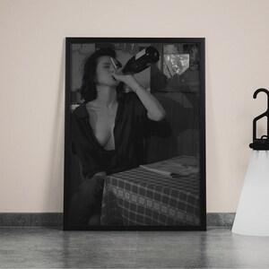 フェミニストポスター、ワインを飲む女性のプリント、白黒、カクテルウォールアート、バーカートプリント、十代の女の子の部屋の装飾、ヴィンテージホームバープリント
