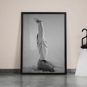 Kobieta pijąca wino w łóżku, wydruk, czarno-biały, sztuka ścienna z alkoholem, plakat feministyczny, wydruk wózka barowego, dekoracja pokoju nastolatki,