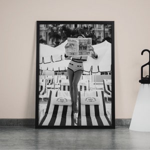Frau liest Zeitung Druck, schwarz weiß, Strand Fotografie, Vintage Poster, Luxus Fashion Wand Kunst, Sommer Poster,