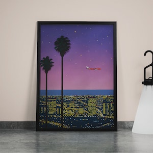 Könnte beinhalten: Gerahmter Kunstdruck, der eine nächtliche Stadtlandschaft mit Palmen und einem roten Flugzeug vor einem lila und blauen Himmel zeigt. Die Stadtlichter sind gelb und der Rahmen ist schwarz.